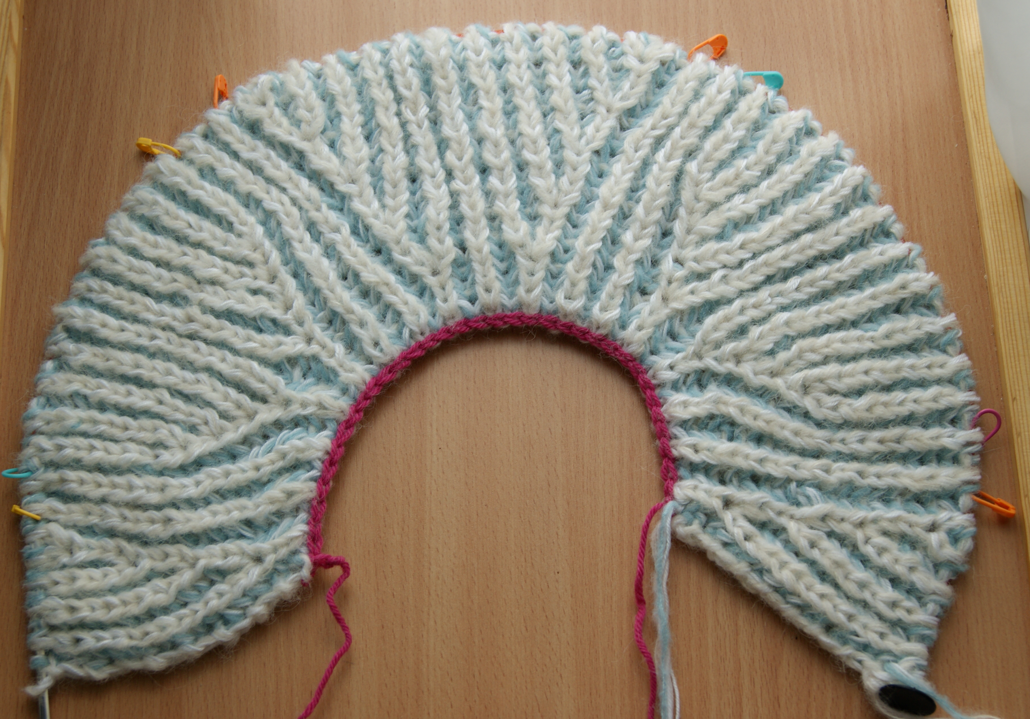 Baby knitting romper with hood and raglan sleeves (part 2)